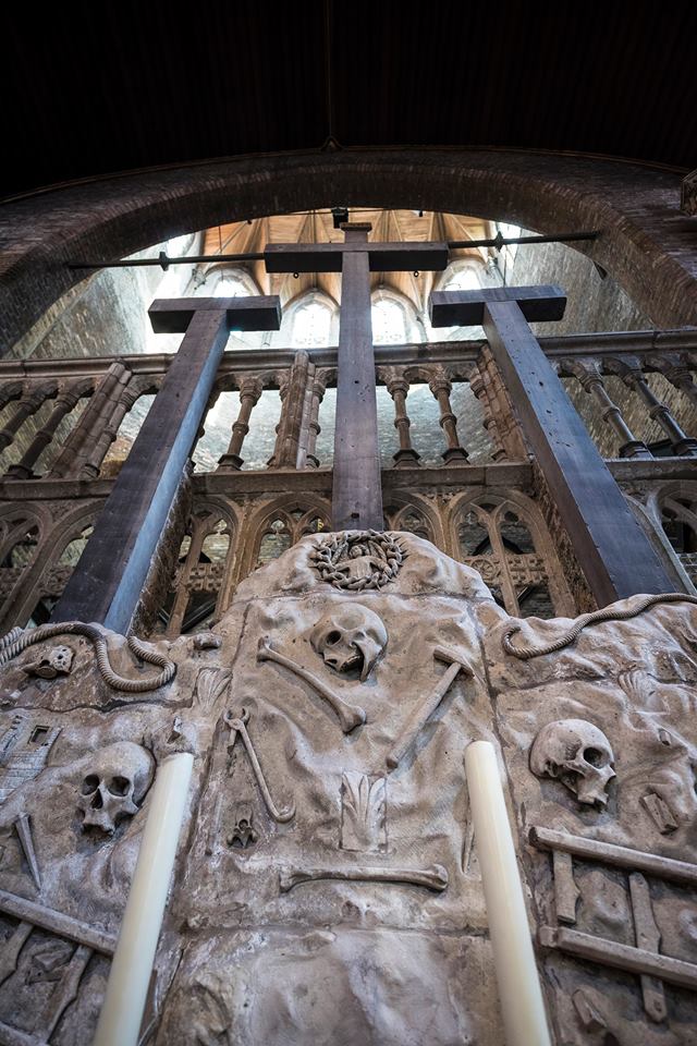 What to do in Bruges: The Jerusalem Church and its altar of skulls