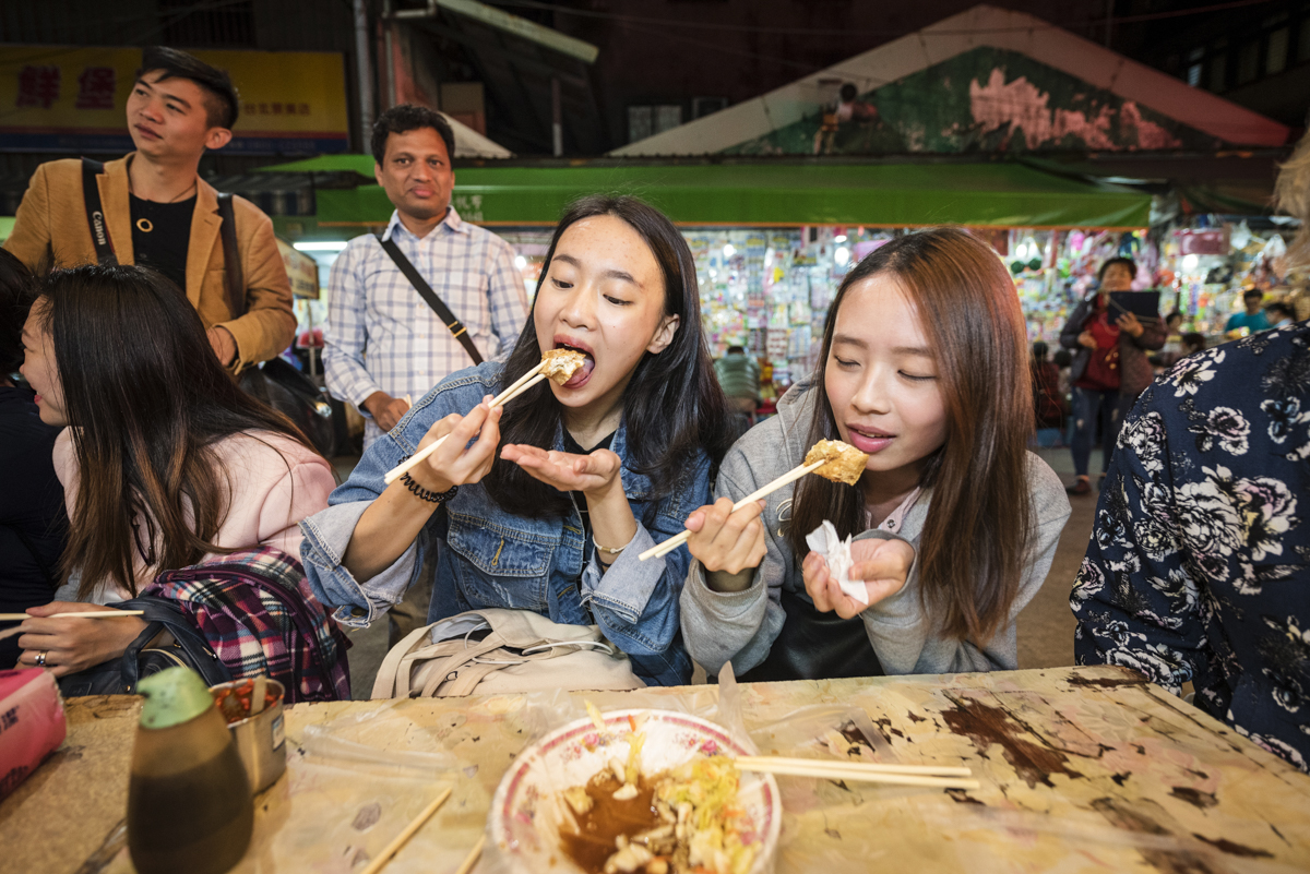 Wat te doen in Taipei - stinky tofu eten op de Jingmei Night Market