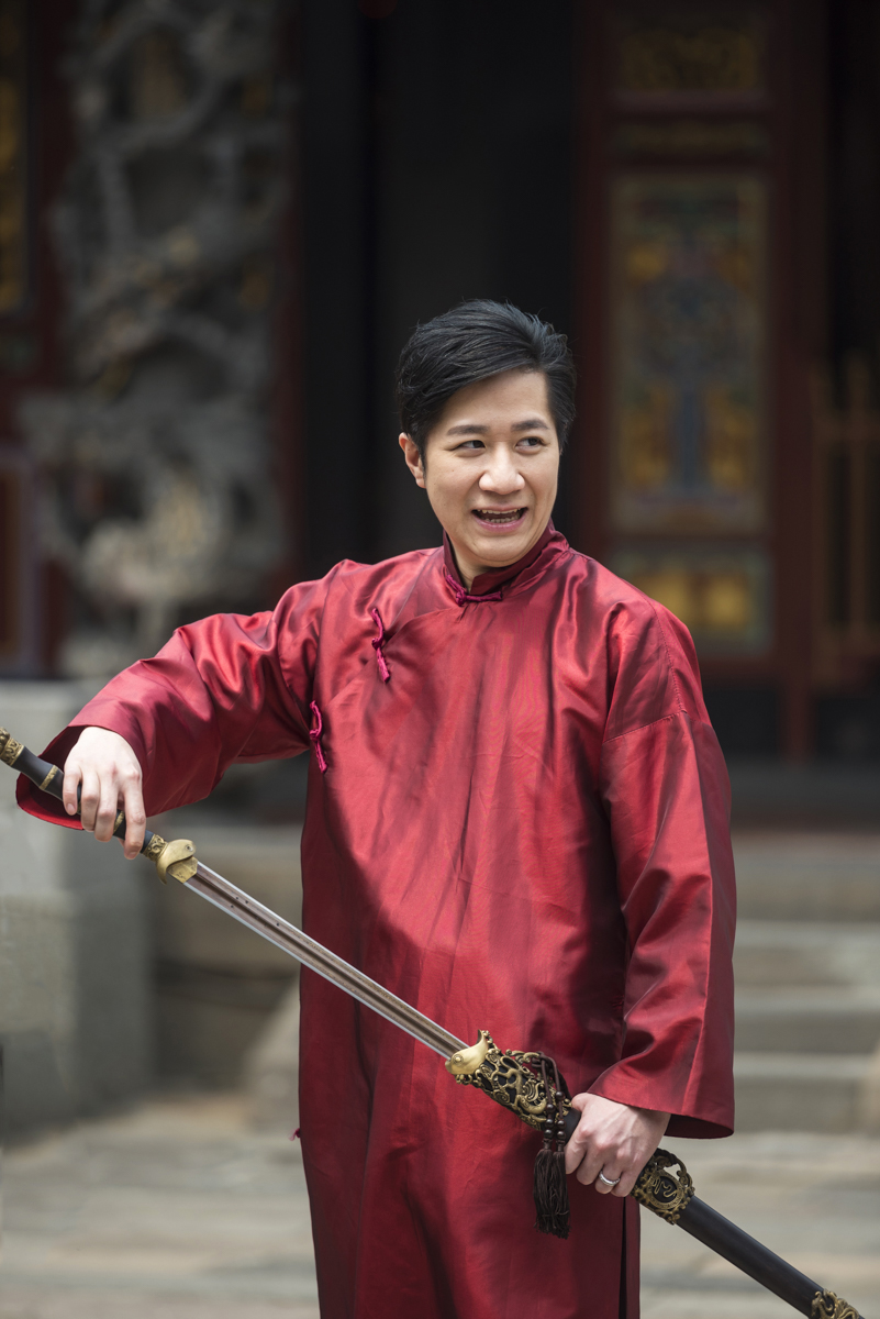 Wat te doen in Taipei - baoan temple man poseert met zwaard