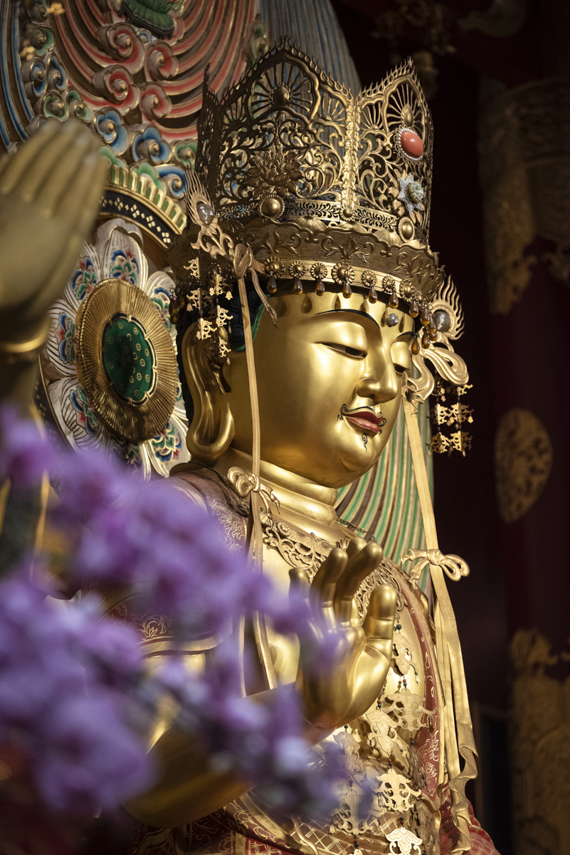 Wat te doen in Singapore: standbeeld in Buddha Tooth Relic Temple Singapore