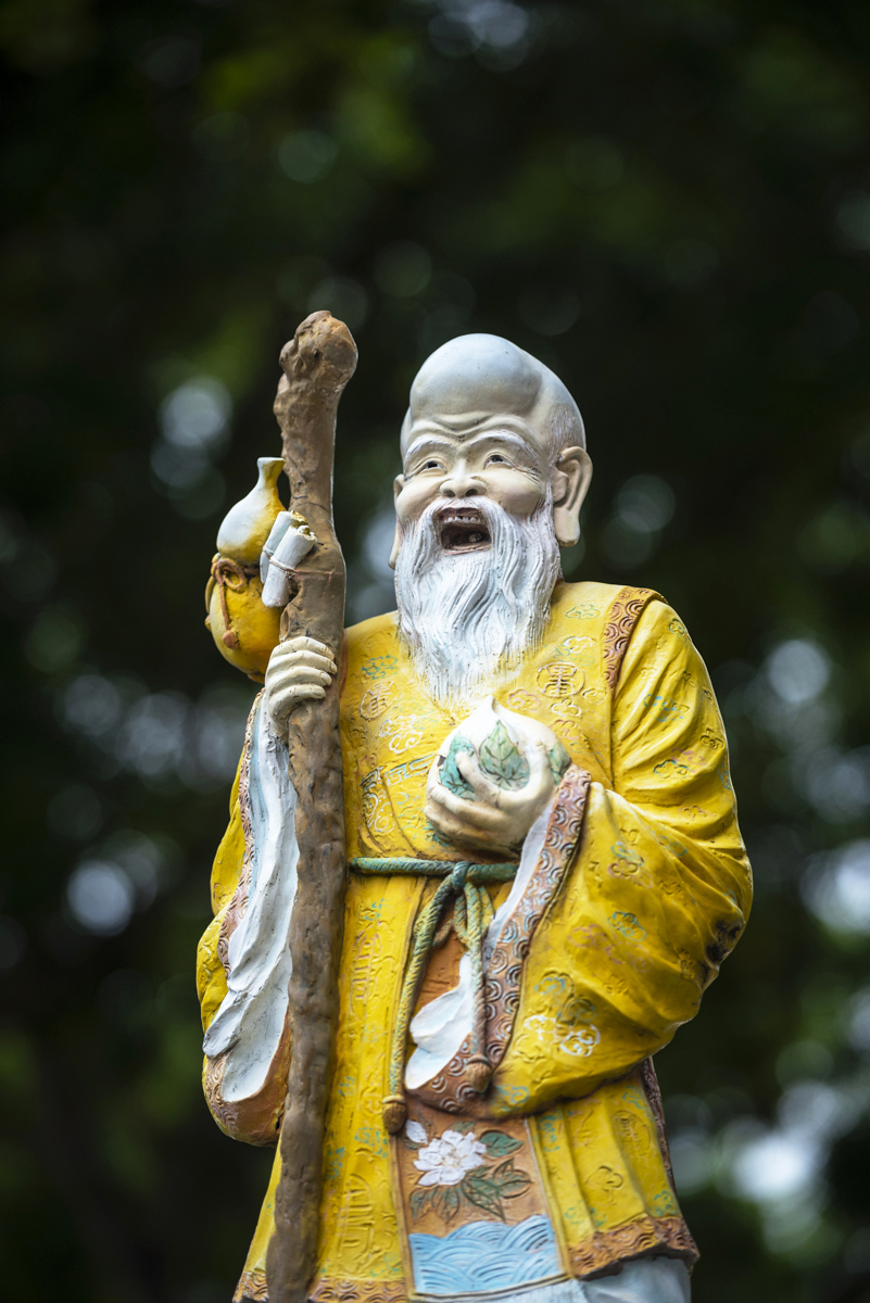 Wat te doen in Singapore: standbeeld van monnik in haw par villa