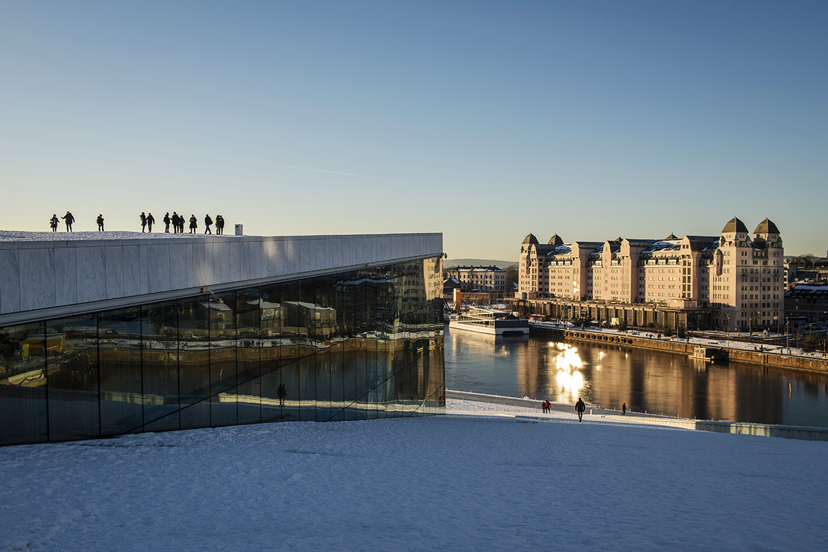 Wat te doen in Oslo - wandelen op het dak van Oslo Opera House