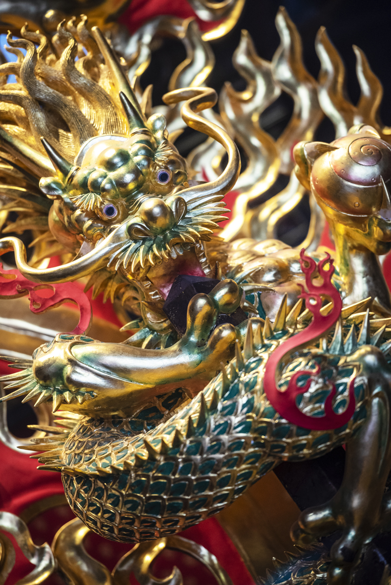 Wat te doen in Singapore: gouden draak in Buddha Tooth Relic Temple