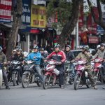 Wat te doen in Hanoi - Mensen op brommers