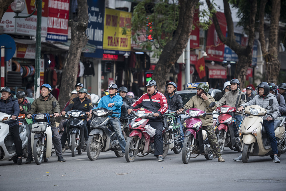 Wat te doen in Hanoi - Mensen op brommers