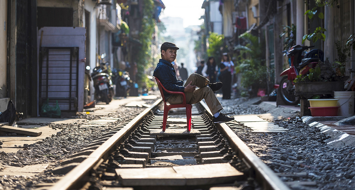 Wat te doen in Hanoi - oude man in Train Street