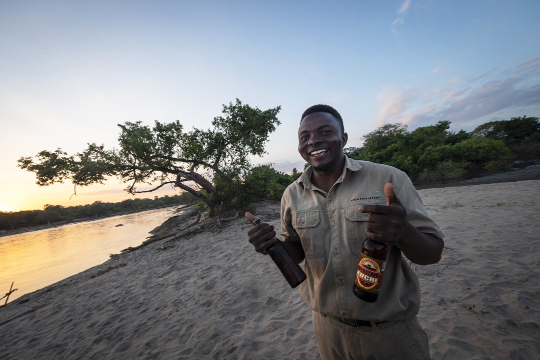 Wat te doen in Malawi: bier drinken op het strand in Majete Wildlife Reserve