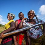 Vrouwen bij waterput bij Fisherman's Rest Malawi