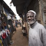 Wat te doen in Malawi: oude man op de markt in Zomba