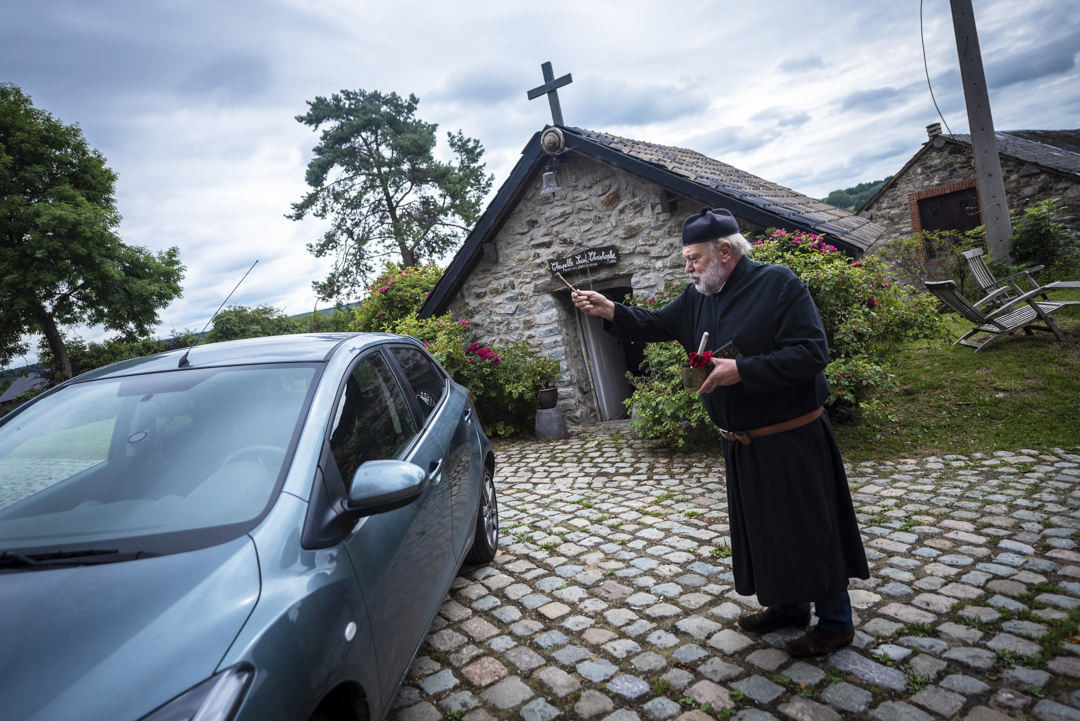 Wat te doen in Spa: auto laten zegenen door priester in Chateau de Francorchamps
