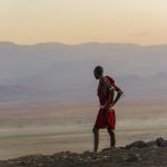 Masai krijger naast Kilimanjaro