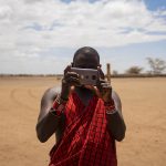 Wat te doen in Nairobi - Masai met smartphone