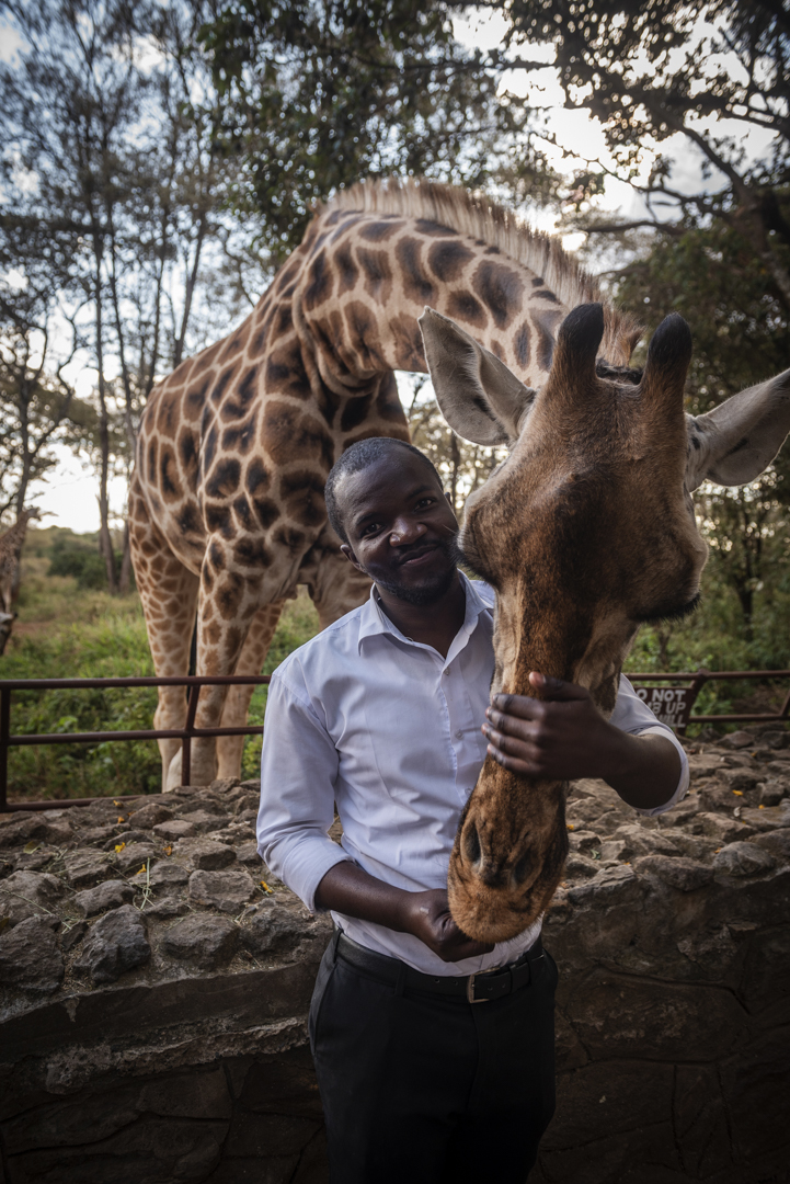 Gids met giraf in Giraffe Centre Nairobi