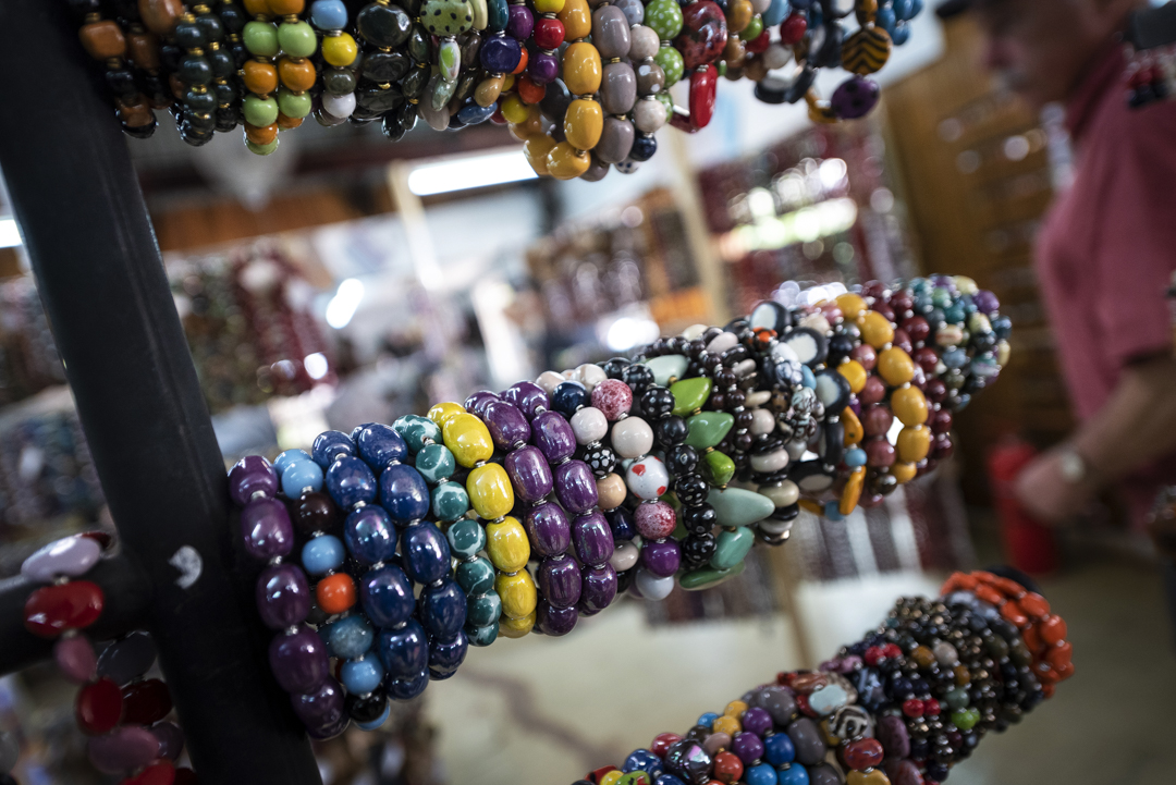 Wat te doen in Nairobi - Kazuri Beads rek met parels