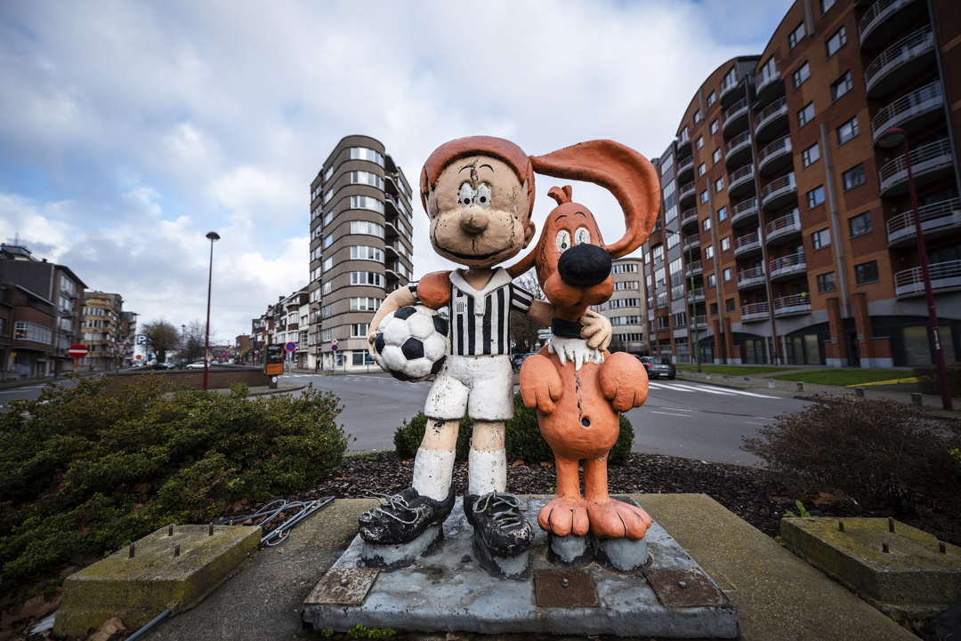 Standbeeld Billie en Bollie op de Frans Dewandrelaan in Charleroi