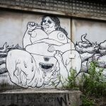 Street art van een naakte vrouw in Charleroi